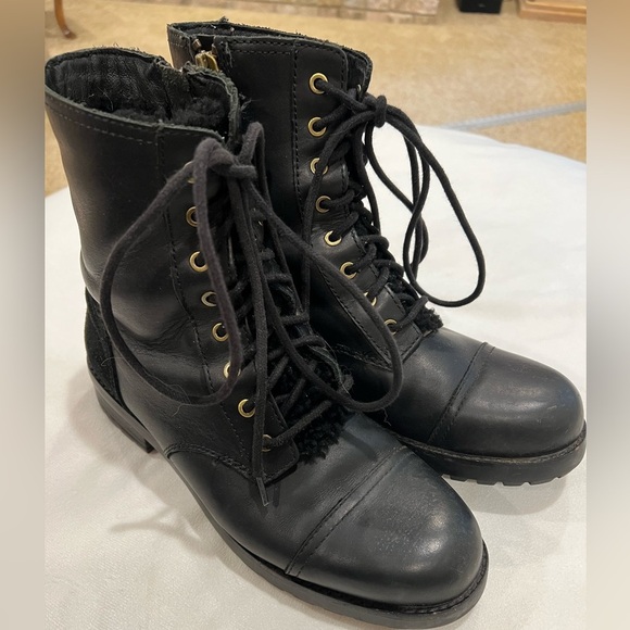 UGG Kilmer II Black Combat Moto Boots w/ Chunky Sole and Exposed Shearling Sz 9 - Picture 2 of 14